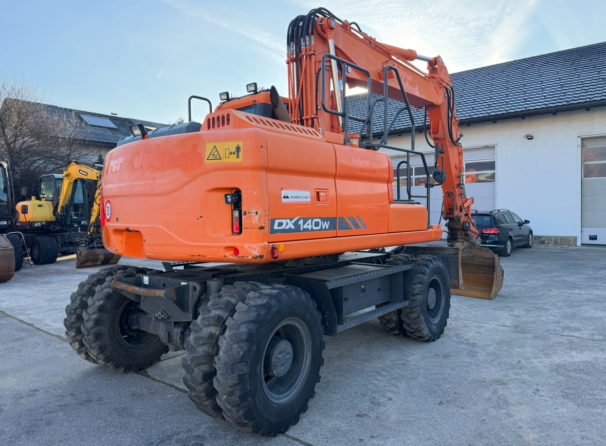 Doosan DX140W